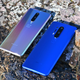 A la izquierda, el OnePlus 8, a la derecha, el OnePlus 8 Pro.